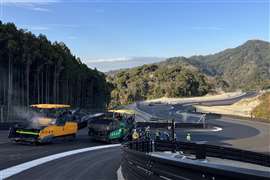 tres extendedoras y una alimentadora de Vögele se encargaron del extendido de cuatro capas en el paisaje montañoso