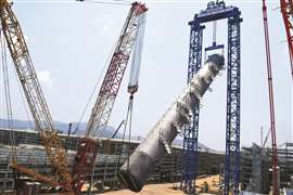 A 1,250 tonne crawler crane tails the upending of the column by Roll Lift using its unguyed heavy lift gantry system